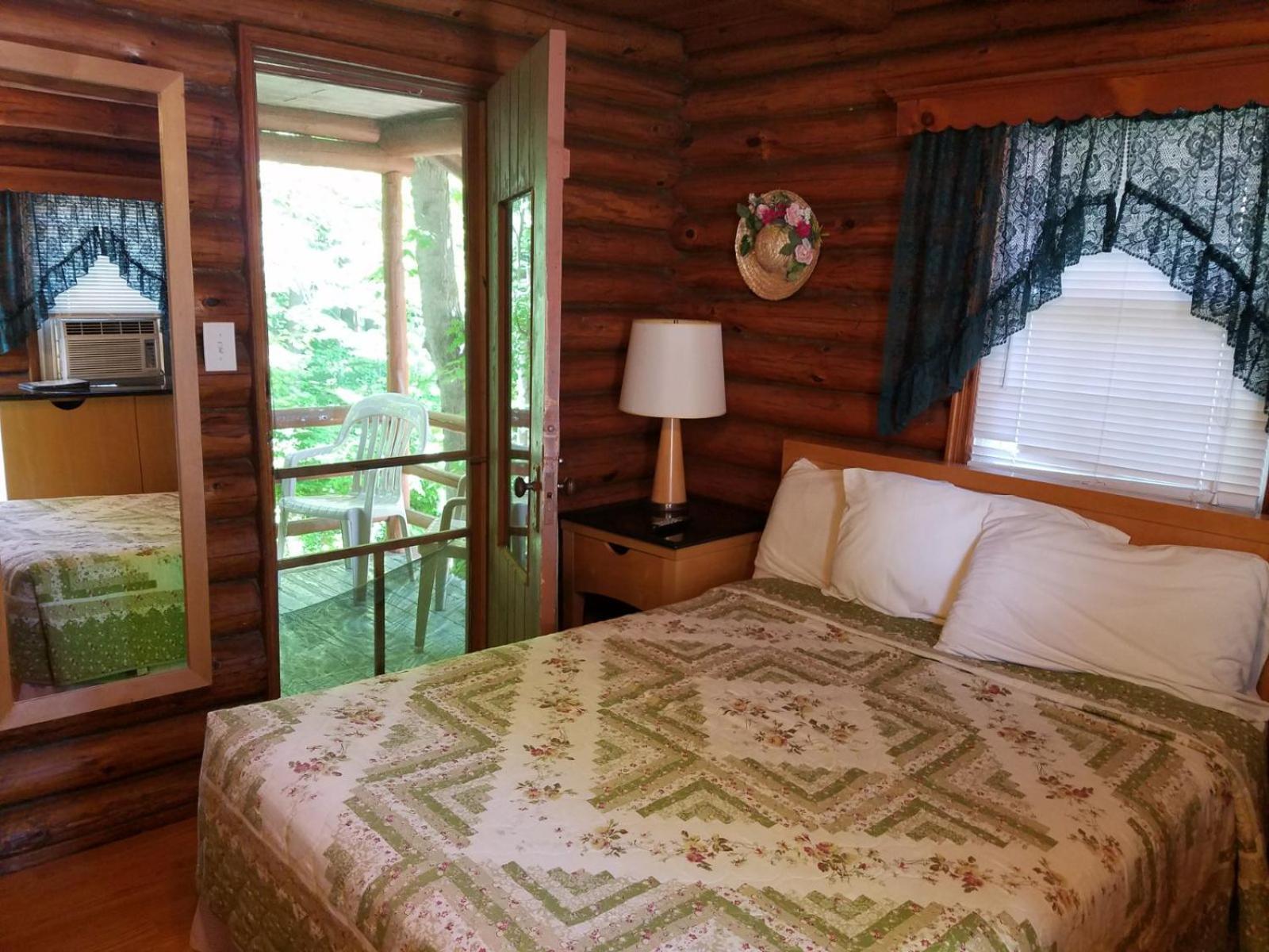 Seven Dwarfs Cabin - On The Brook Cabins Lake George Bagian luar foto